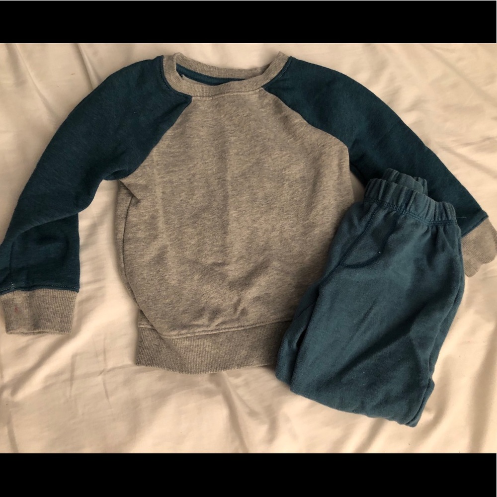 Kids sweater and matching sweats size 3T